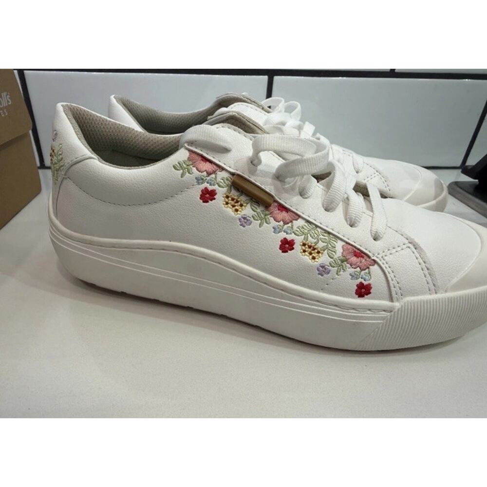Women's Time Off Sneaker New In Box White Embroidered Floral Women’s 8.5 Shoe